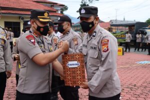 Akhir Jabatan, Kapolres Puji Beri Penghargaan Kepada Anggota Berprestasi