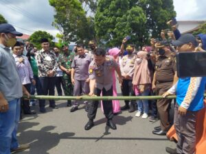 Puluhan Orang Blokir Jalan “Hadang” Mantan Kapolres Rejang Lebong