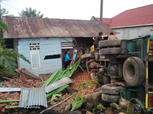 Mobil Pengangkut Minuman Tabrak Dua Rumah Warga
