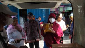 Operasi Pasar Minyak Goreng Diserbu Warga