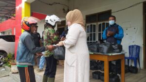 Ratusan Warga Antri Demi Minyak Goreng