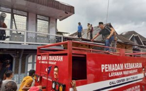 Anggota DPRD Rejang Lebong Ini Turun Langsung Bantu Padamkan Kebakaran