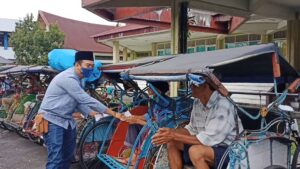 PMW Berbagi THR Dengan Tukang Becak