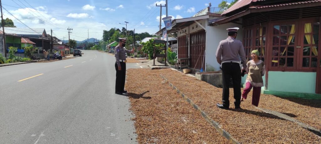 Warga Diimbau Tak Jemur Biji Kopi di Jalan