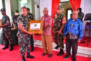 Pangdam Kasuari Beri Penghargaan Kepada Personel Kodim dan Polres di Maybrat