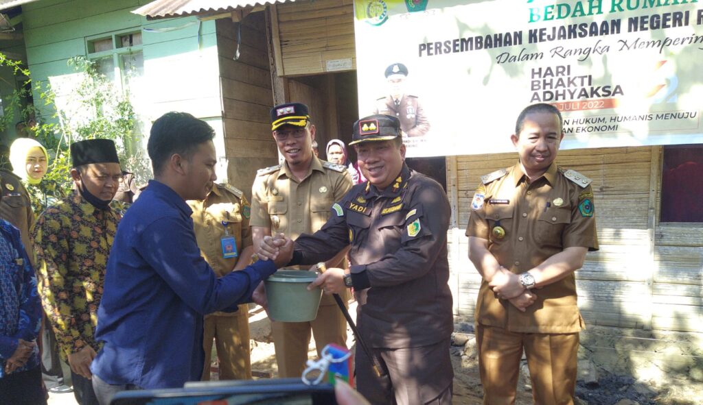 Peringati HAB, Kejari RL Bedah Rumah Warga Tidak Layak Huni