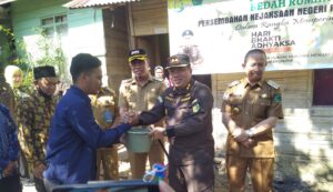 Peringati HAB, Kejari RL Bedah Rumah Warga Tidak Layak Huni