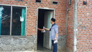 Terjang Hujan, Politisi Perindo Ini Bagikan Daging Kurban