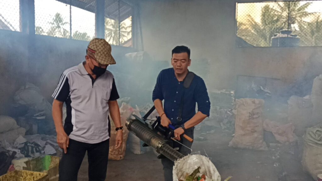 Antisipasi DBD, Rescue Perindo Rejang Lebong Fogging Lingkungan Warga