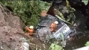 Truck Bermuatan Karet Masuk Jurang, Korban Belum Ditemukan