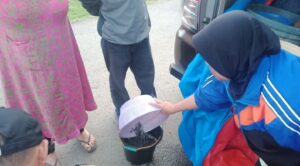 Jaga Ketahanan Pangan, Pemdes Sentral Baru Bagikan Bibit Lele