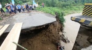Jembatan Amblas, 3 Warga Warga Dilarikan ke Rumah Sakit