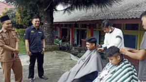 Program Pangkas Rambut Gratis PMW Sambangi Sekolah
