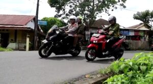 Kapolres Rejang Lebong Touring Bagikan Paket Sembako