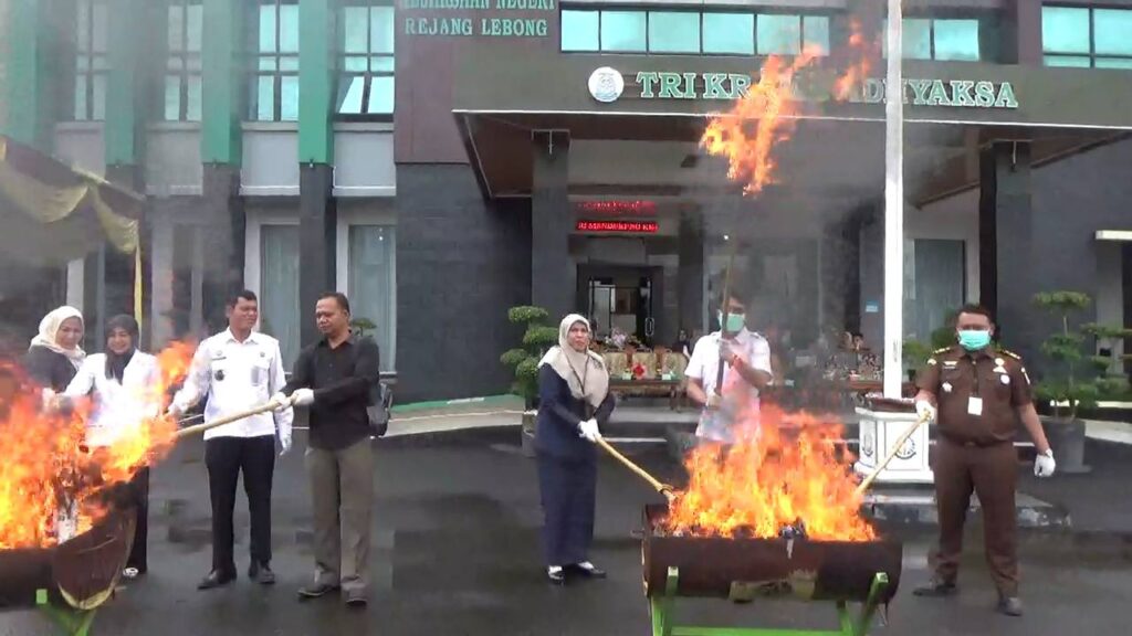 Kejaksaan Negeri Rejang Lebong Musnahkan Barang Bukti Kejahatan