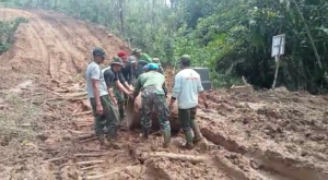 Satgas TMMD Dan Warga Bahu Membahu Selesaikan Pekerjaan