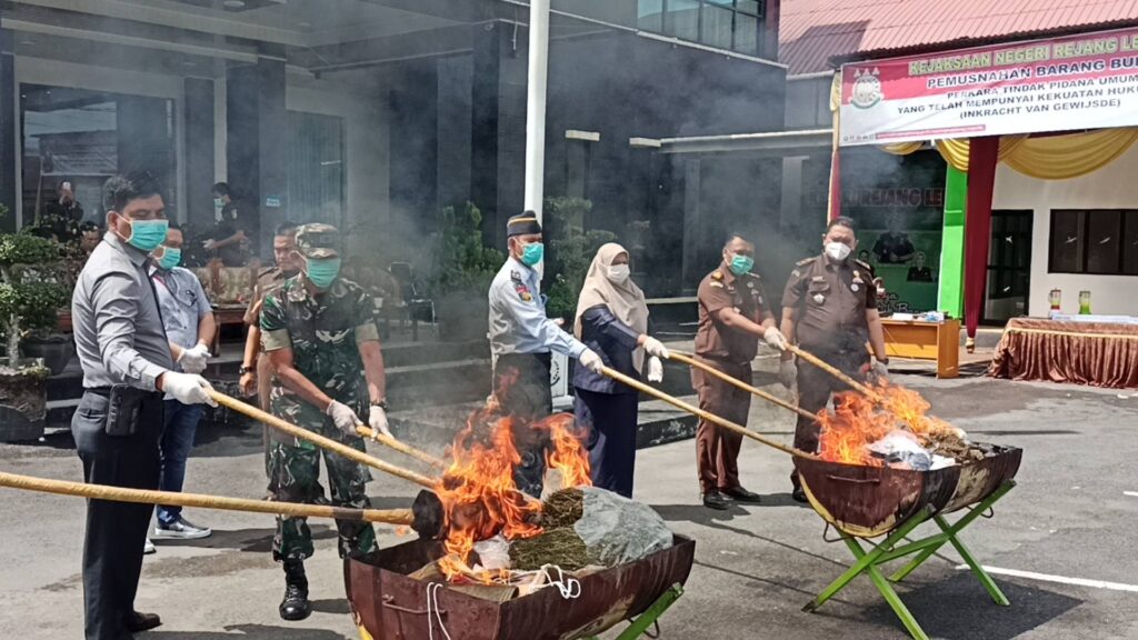 Kejari Rejang Lebong Kembali Musnahkan Barang Bukti Hasil Kejahatan