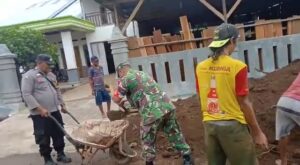 Sambangi Warga, Personil Polsek Kota Padang Bantu Warga Bergotong Royong