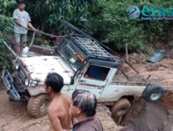 Jalan Rusak, Puluhan Pelajar Harus Berkubang Ke Sekolah Di Kecamatan Tanah Pinem Dairi