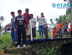 Putra Mas Wigoro Bangun Jembatan Untuk Warga