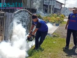 Tim Fogging Putra Mas Sasar Desa Air Meles Bawah