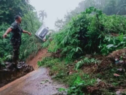 Longsor Tutup Jalan Lintas Bengkulu-Sumsel, Mobil Boks Terjebak di Tengah Material