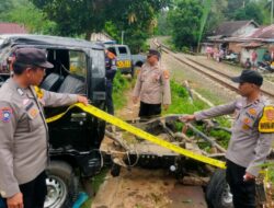 Detik-Detik Menegangkan di Rel: Pick-Up Hitam Dihantam Kereta di Rejang Lebong, Sopir dan Kernet Lolos dari Maut