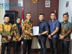 Putra Mas Wigoro Serahkan SK Penetapan Ketua DPD Partai NasDem Rejang Lebong ke KPU