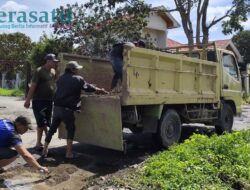 Peduli Keselamatan, Ketua DPD NasDem Rejang Lebong Tambal Jalan Rusak