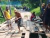 Tak Kunjung Diperbaiki, Warga Patungan Perbaiki Jembatan