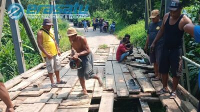 Tak Kunjung Diperbaiki, Warga Patungan Perbaiki Jembatan
