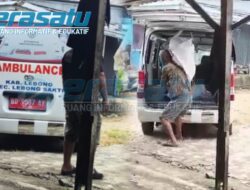 Sebuah Mobil Ambulans di Kabupaten Lebong Terekam Angkut Pupuk