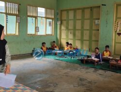 Kekurangan Meja Kursi, Siswa SD 127 Rejang Lebong Duduk Lesehan di Lantai