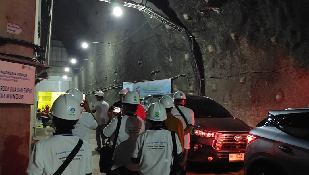 Terowongan menuju ruang mesin turbin PLTA Ujan Mas
