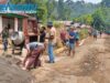 Warga Tanjung Gelang Patungan Perbaiki Jalan Rusak