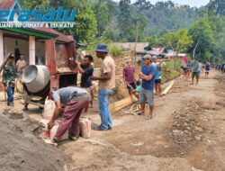 Warga Tanjung Gelang Patungan Perbaiki Jalan Rusak
