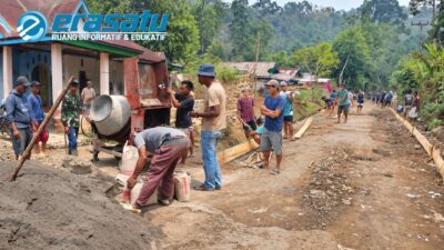 Warga Tanjung Gelang Patungan Perbaiki Jalan Rusak
